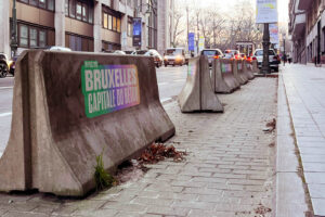 Bruxelles étouﬀe sous le béton: assez des blocs imposés