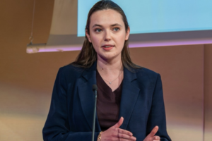 Éléonore Simonet lève un frein majeur à la participation des femmes dans leur engagement sociétal