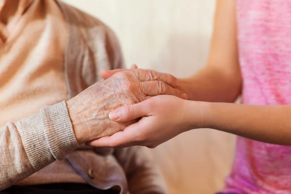 Aidants proches : prendre soin de celles et ceux qui prennent soin